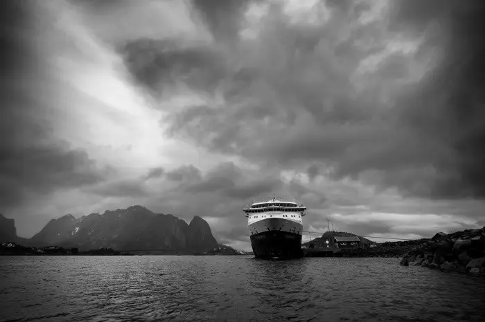 MS Finnmarken Im Hafen Der Lofoten