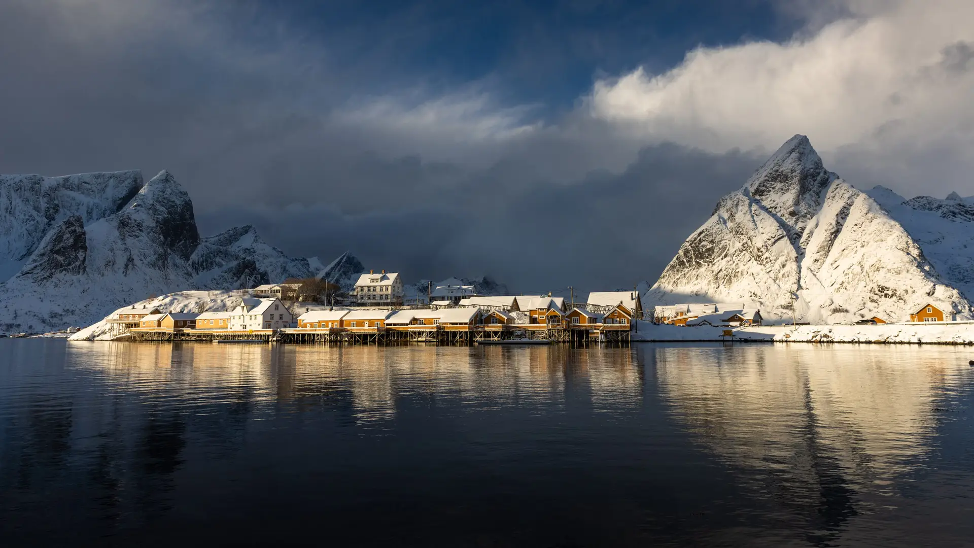 The yellow rorbuer of Sakrisøy